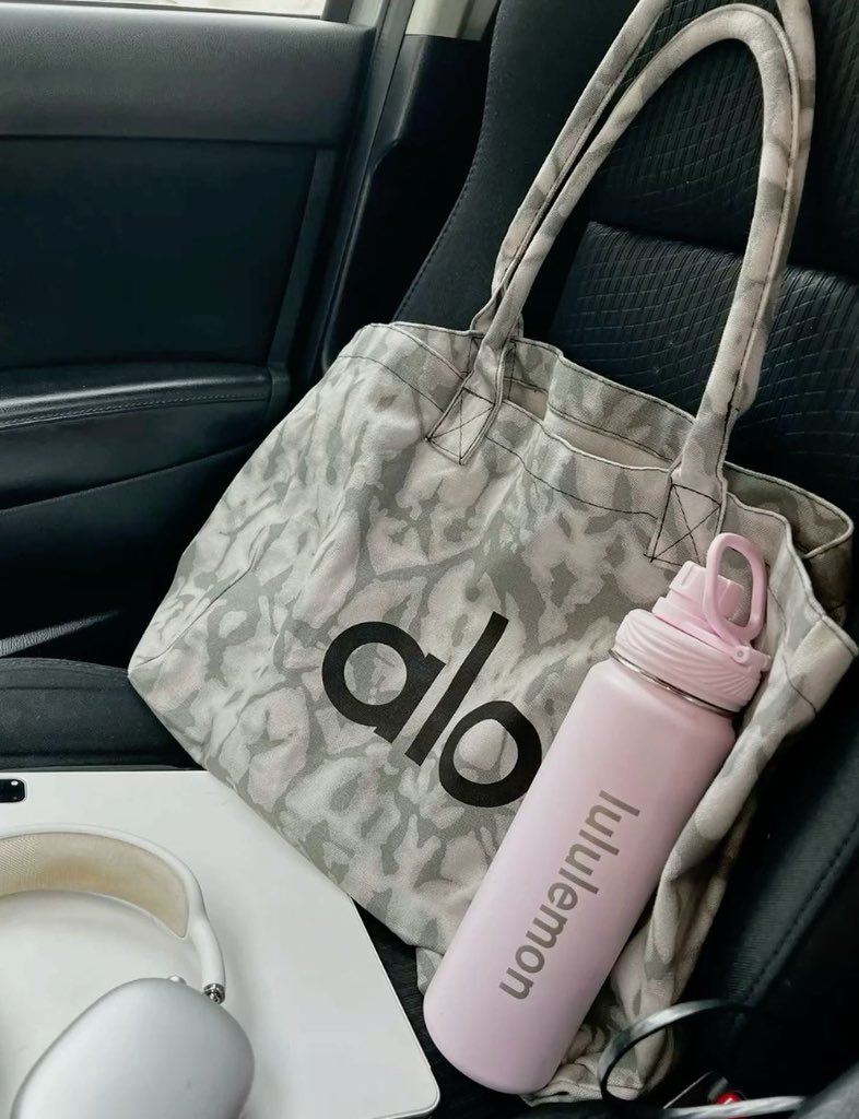 yeposoise's tweet photo. Pre — กระเป๋า Alo Yoga Iconic Shopper Tote Bag Grey Tiedye
♡ 2,220 บาท
♡ มัดจำ 1,000 บาท
✈️ ส่งกลับแอร์ | ส่งฟรี
#พรีเกาหลี #พรีออเดอร์เกาหลี #alo https://t.co/lbjJ6tgEZ6