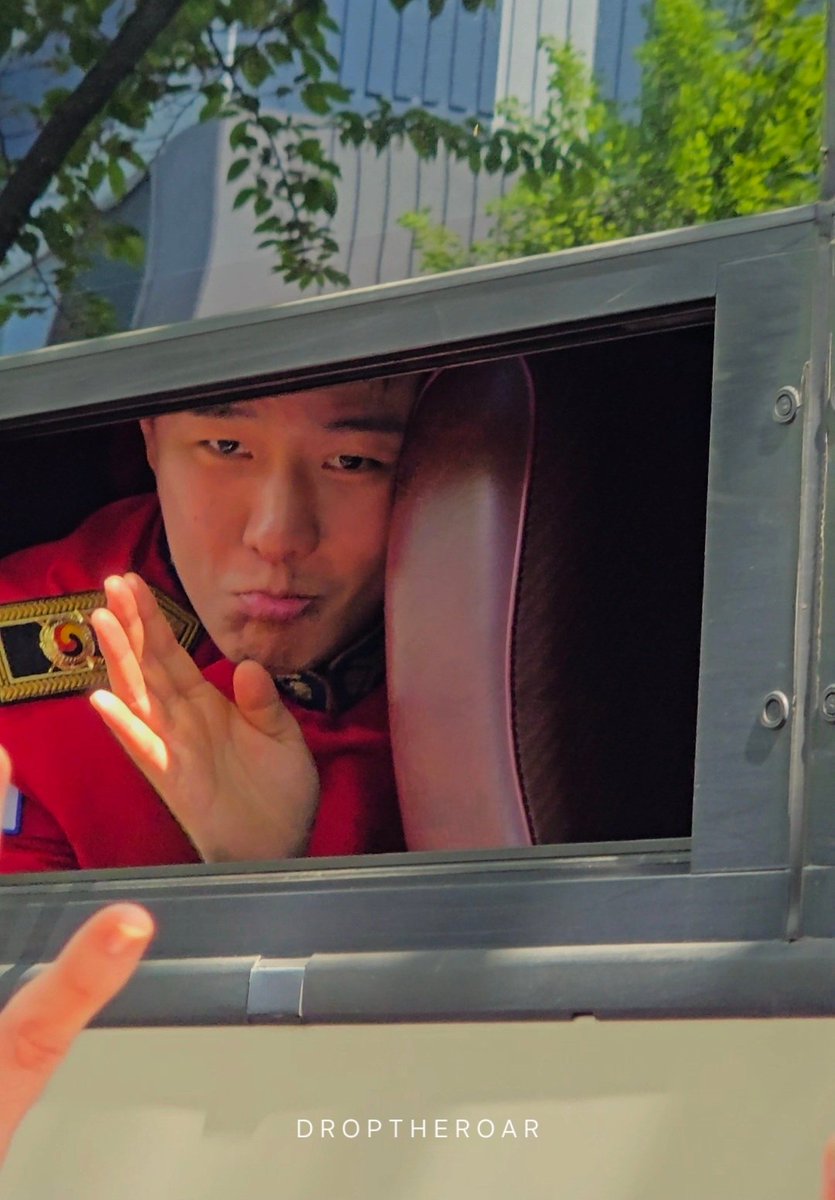 droptheroar's tweet photo. Finally, a public performance 🥺
(that I couldn't seeㅠㅠ) 
But it was nice to watch Donghyuk being so serious at work and joyful when talking to fans~

#iKON 아이콘 김동혁 https://t.co/UodT0cG6fp