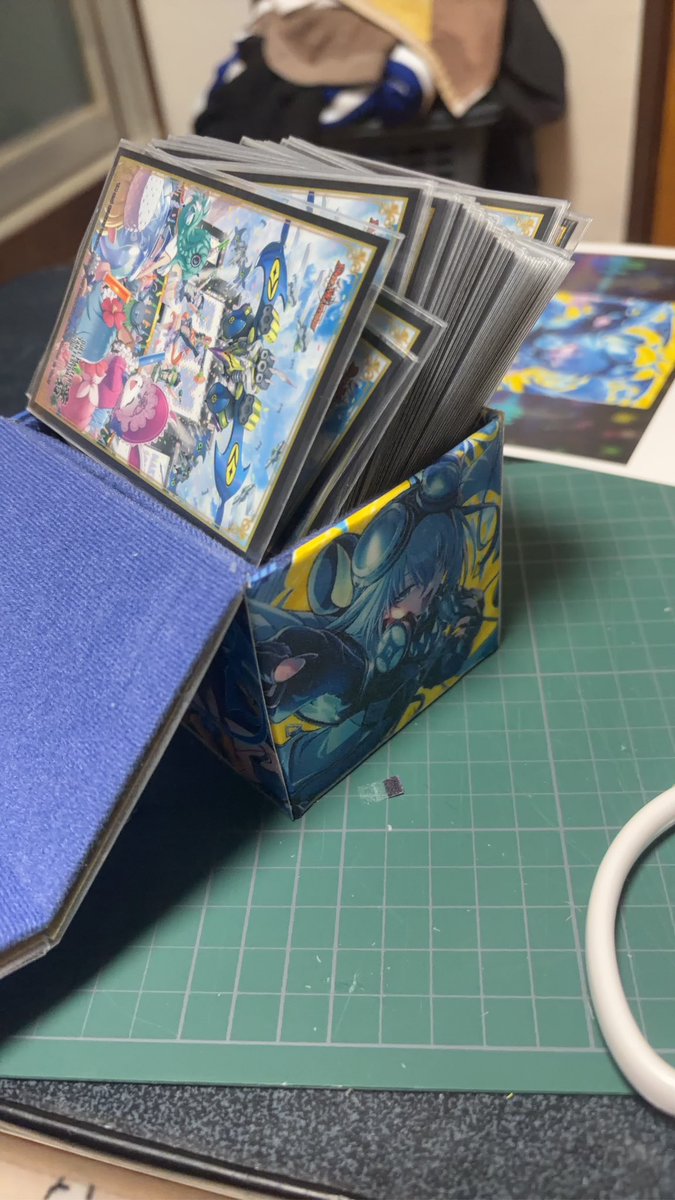 アンコク・ミツバのデッキケースを作りました。
ただイラストの印刷と貼り付けの仕方を間違えてツギハギまみれなうえ、
採寸間違えてカードが入らないのでこれはアクセサリー入れに暗黒転職となります。