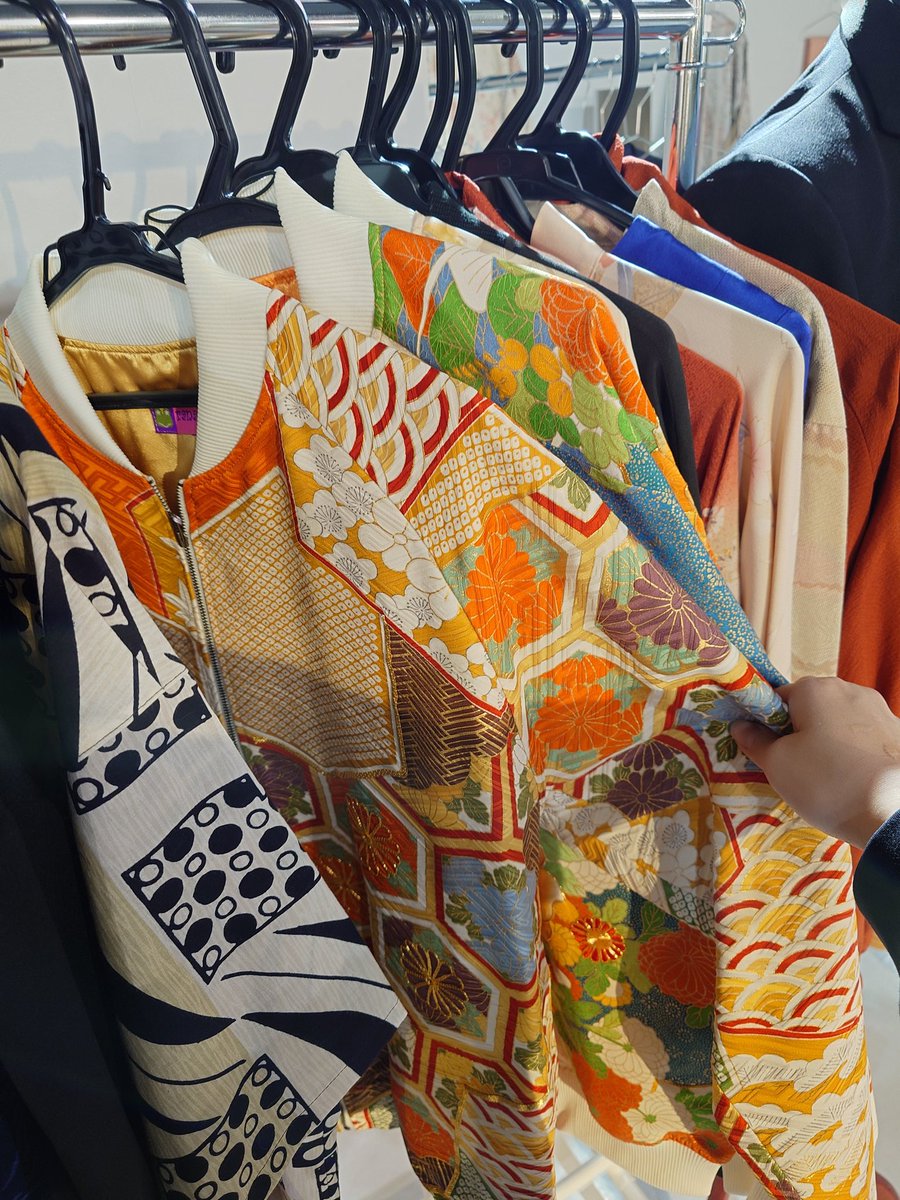 4/25-26の2日間
札幌大通のル・トロワ7階催事場にて
遊べるKIMONO屋POP UP SHOP に委託出展させて頂いております🎶

リーズナブルな着物セットや和洋折衷に使いやすいアイテム、アクセサリーが盛り沢山👘
何よりお洒落な着物女性がいっぱいいて眼福🥰

着物リメイクのブルゾンめっちゃ可愛い！！