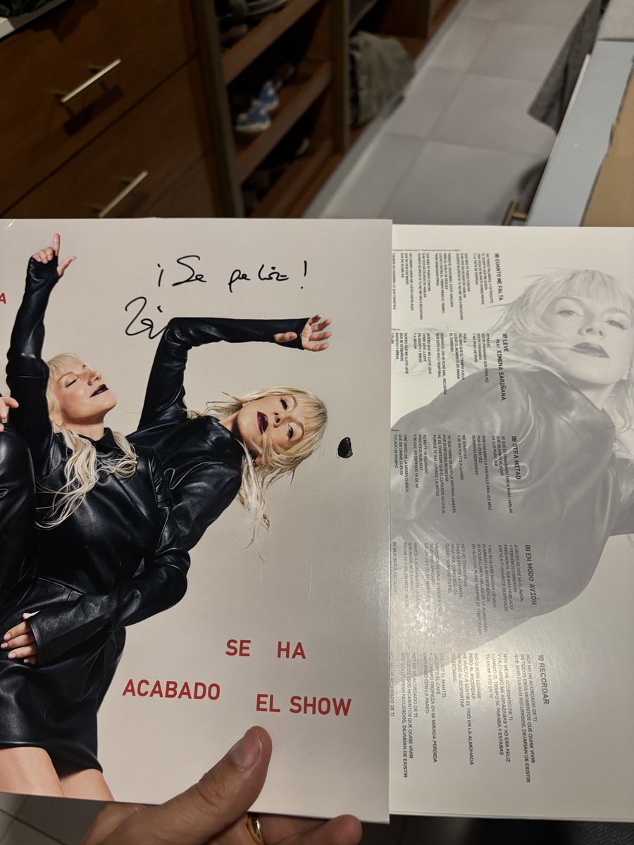 Alien40796878's tweet photo. @Ana_Torroja Por fin me llegó mi LP firmado 🙌✨Un pedacito de España que ahora vive en México conmigo. Y aunque digan que “Se ha acabado el show”… esto apenas empieza en mi casa 😄🎶 https://t.co/YoysWxWFI1