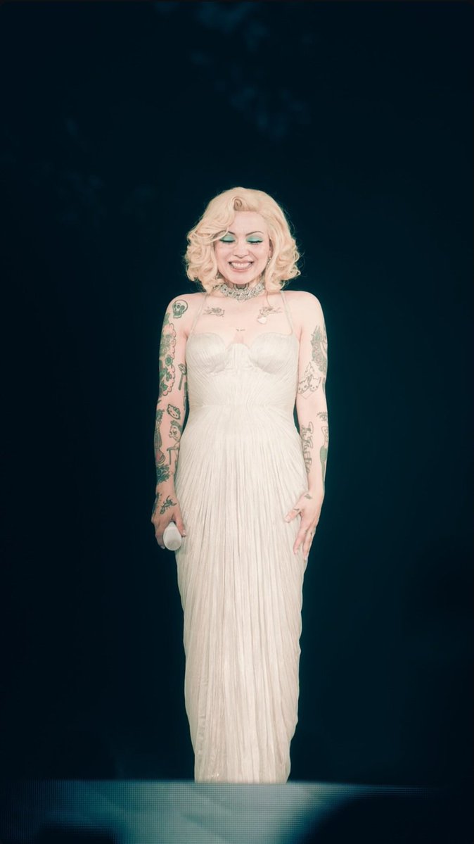 Lo hermosa pero hermosa que luces con este vestido <a href="/monlaferte/">Mon Laferte</a> 
Cada video que te veo con este vestido digo: Wow, que hermoso ángel femme fatale 🌹