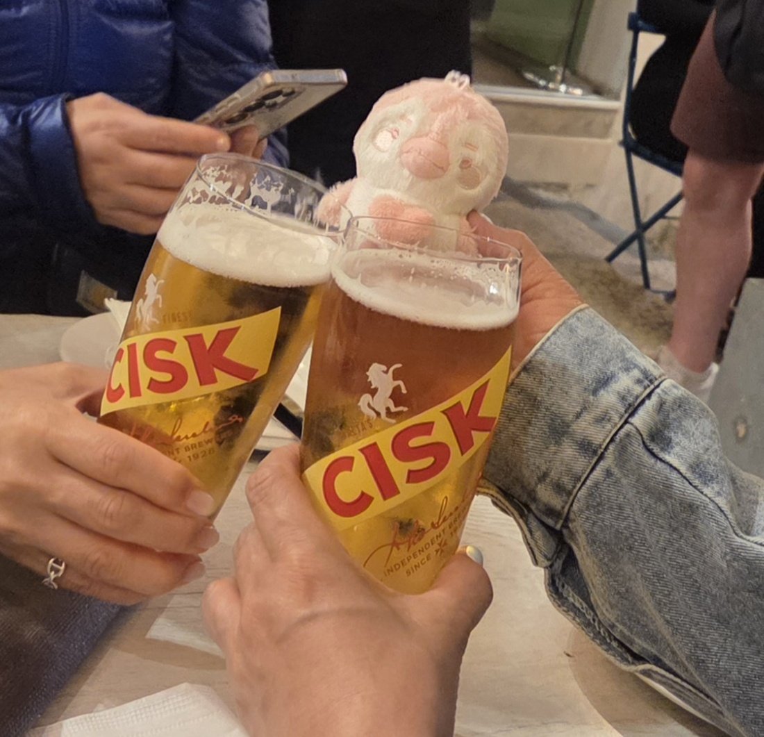 몰타 노천식당~
하늘이 너무 이쁜  스카이 블루~거기에 친구들이랑 같이,펭펭이랑 같이~