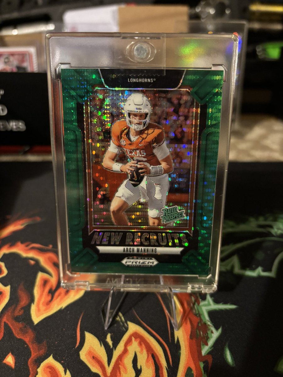 Levthecollector's tweet image. Arch Manning “New Recruits” Green Pulsar 🔥
 ONLY /49 — super short print 💎
 Already one of the most chased young QBs in the hobby

Hold or sell… what are you doing with this one? 👀