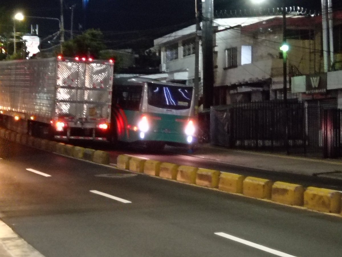 #TraficoSV 
Trafico detenido despues de redondel Masferrer, con dirección al Resondel Luceiro (hoy Uruguay), debido a un accidente. Se ve que lo estan moviendo pero está causando un trafico pesado desde la Av. Jerusalem por el desvio del tráfico.