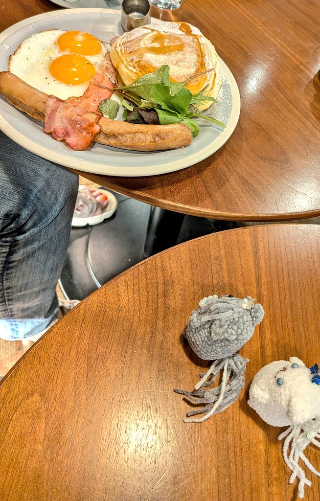 ruruさんの朝ごはんを狙うネアちゃん