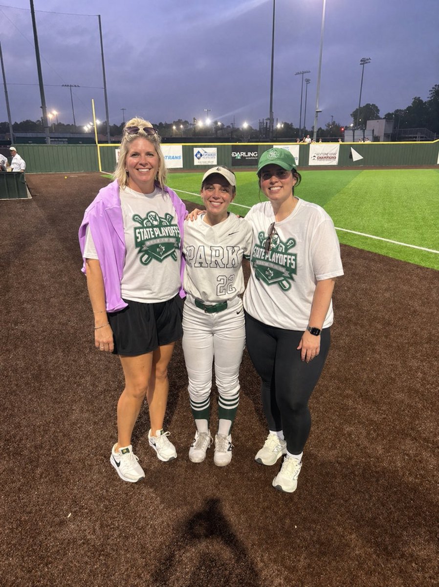 BeanTalya's tweet photo. Electric environment ✅ Headed to round 2 ✅ Keep it rolling ladies @KParkSoftball https://t.co/heOg4ygmcx