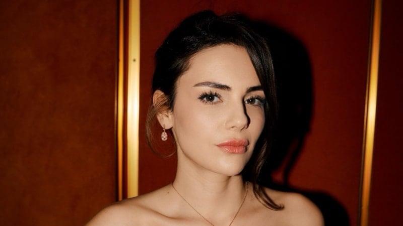 Yağmur Tanrısevsin:
Yağmur Tanrısevsin: "Mizah duygusu önemli, ilişkide eğlenebilmek önemlidir. Kadınların kalbine giden yol yüzümüzü güldürmekten geçiyor." dedi.#Magazin