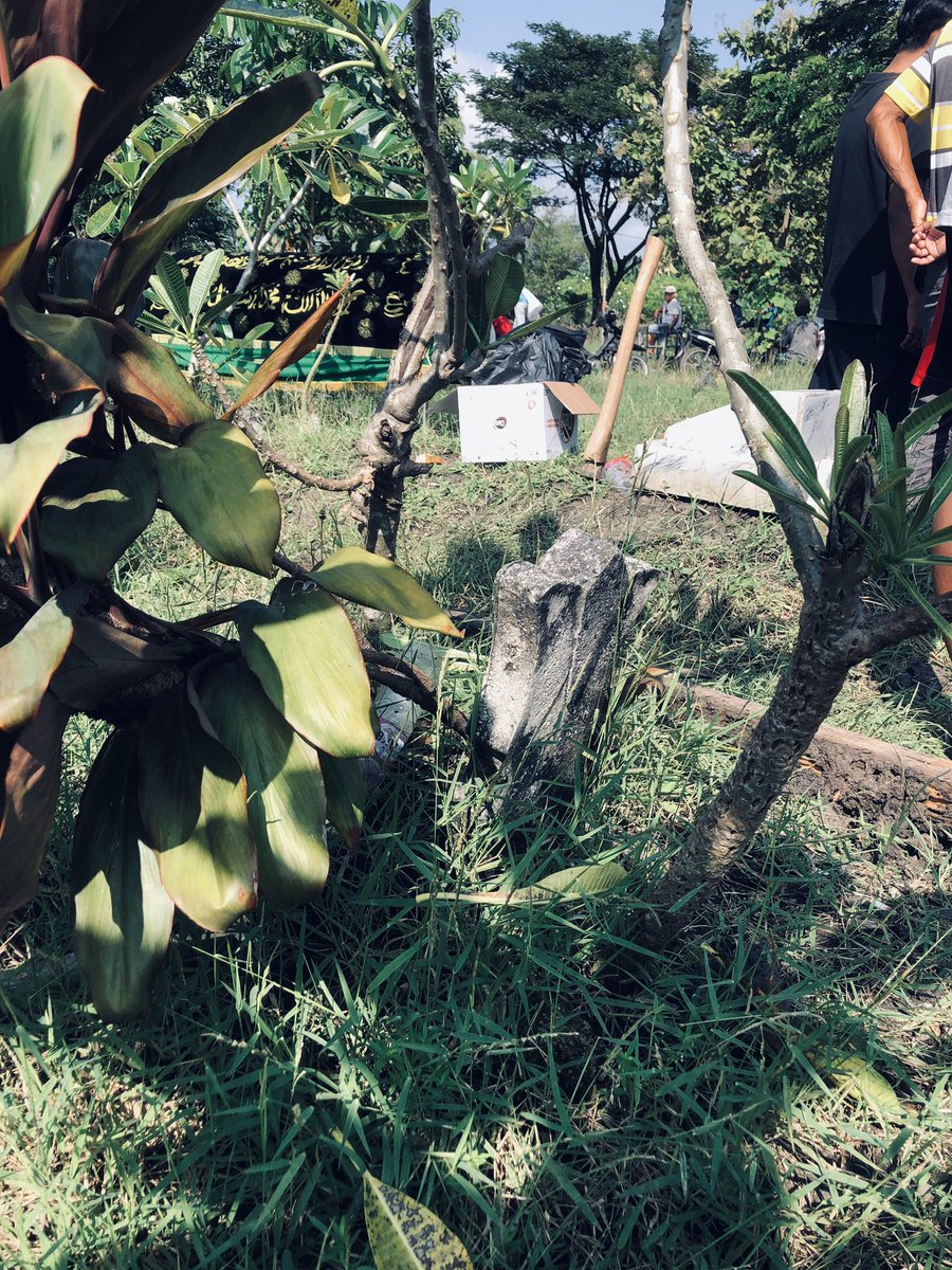 fathofanii's tweet photo. “cong duwe rokok opo ga, cong ga ngopi, cong ga budal kerjo, cong gasembahyang”
pangapuntene, matur suwon. Salam gawe mak✨🕊️ https://t.co/DYbiTpV9Wi