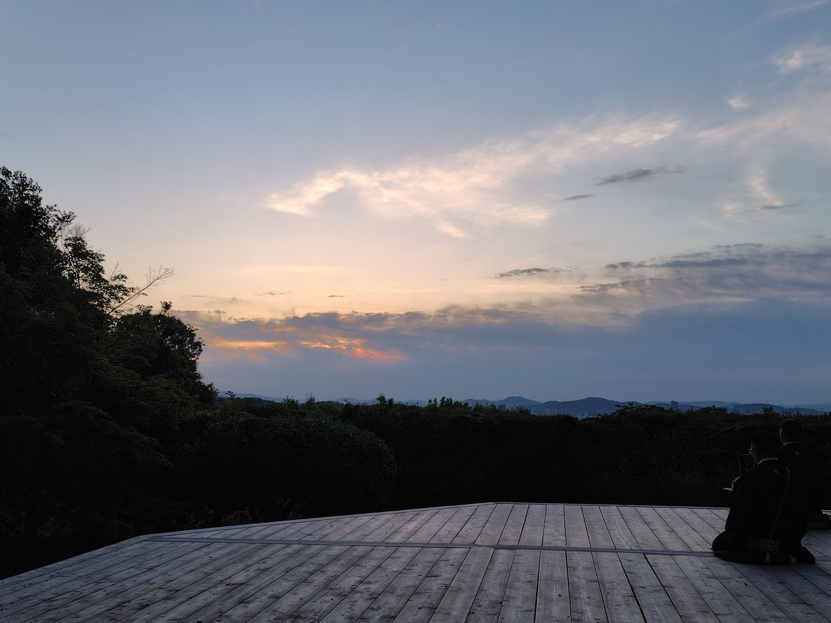 nippaishintozan's tweet image. R08(26)0425
#sunrise #日の出 #日拝
若葉が茂ると虫たちが大発生し、それを餌とする鳥たちが一層賑やかになるという、新緑の季節到来を実感し、「自ら逃げたり払ったりできない植物たちは、虫たちを退治してもらうように、鳥たちを誘うフェロモンを出すらしい…」という研究報告を思い出しました。