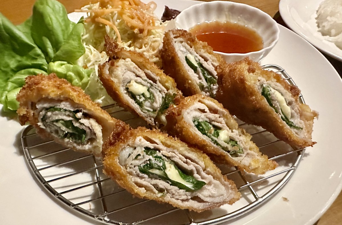 ハローの豚のしそまきチーズカツ定食！！！！
マジでクソうまい！！！ごはんとスープおかわりし放題！スープ写っとらん！！！
ハローボリューミーで最高！！
これは清水店で！！！

#今日の福岡