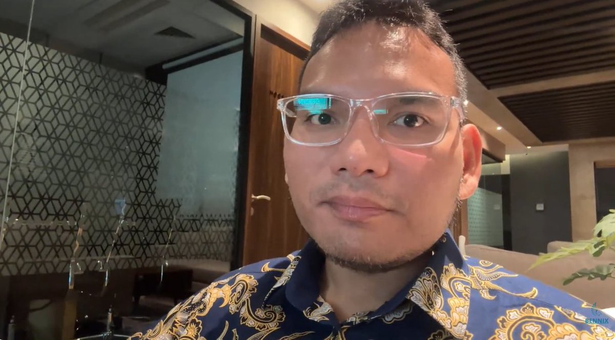 LambeSahamjja's tweet photo. Guys bennix berpendapat
 market lagi masuk fase seru
bukan kiamat tapi banyak orang salah nangkep.

Menurut Benix, turunnya saham bank besar kayak BBCA dan BBRI itu bukan tanda Indonesia hancur, tapi lebih ke siklus pasar yang memang wajar. 

Dia bahkan bilang banyak orang panik karena nggak paham cara baca market, jadi langsung nyalahin pemerintah atau bilang ekonomi gelap.

Soal Saham Bank & IHSG
Benix menekankan:
Crash di saham big banks itu nggak ada hubungannya dengan Indonesia bubar

Perusahaannya juga nggak jelek, cuma lagi kena tekanan market
Justru ini dianggap sebagai peluang buat yang ngerti
Dia juga tetap optimis:
HSG ke depan masih bisa naik (bahkan dia sebut potensi ke 10.000)

Soal Rupiah Melemah
Menurut Benix:
Rupiah kemungkinan akan terus melemah
Bahkan bisa ke level lebih tinggi (mendekati 20.000 per USD)

Tapi dia bilang:
Ini bukan kabar buruk buat semua orang

Karena:
Yang siap & paham → bisa ambil peluang

Yang nggak siap → baru akan panik dan rugi
Soal “Serangan Ekonomi”

Benix juga menyebut:
Akan ada tekanan dari luar (AS, Malaysia, Singapura)
Nilai tukar rupiah, terutama terhadap SGD, bisa makin tertekan

Intinya:
 dia melihat ada tekanan global & regional yang bakal bikin rupiah makin lemah

Kritik ke Pemerintah
Benix cukup keras di sini:
Pemerintah dianggap telat ambil langkah
Salah satu yang disorot: nggak dilakukan redenominasi

Dia percaya ini bisa berdampak ke:
inflasi makin tinggi
peredaran uang (termasuk uang palsu) meningkat

Menurut dia, mindset yang benar:
Market turun = kesempatan, bukan musibah
Rupiah lemah = bisa jadi peluang cuan

Semua kondisi, kalau paham cara mainnya → tetap bisa untung
Dia bahkan bilang:
“yang penting bukan kondisi marketnya, tapi posisi kita di market”

Benix ingin menekankan:
Jangan gampang panik lihat market turun
Jangan asal ikut narasi “Indonesia gelap”
Tapi juga jangan asal masuk tanpa strategi

Karena:
di kondisi kayak gini, yang ngerti bisa cuan
yang nggak ngerti bisa makin rugi