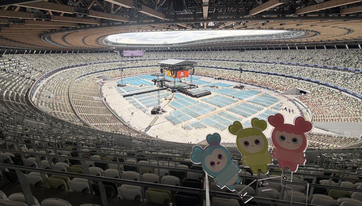 2 anni fa le TWICE riempirono il Nissan Stadium di Yokohama (sx), 140mila spettatori in 2 concerti.
Tra qualche ora toccherà al Japan National Stadium di Tokyo (dx) per una 3 giorni da record.
Ma le mie ragazze sono abituate ai record.