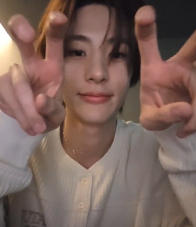 앤톤 입꼬리 tweet media