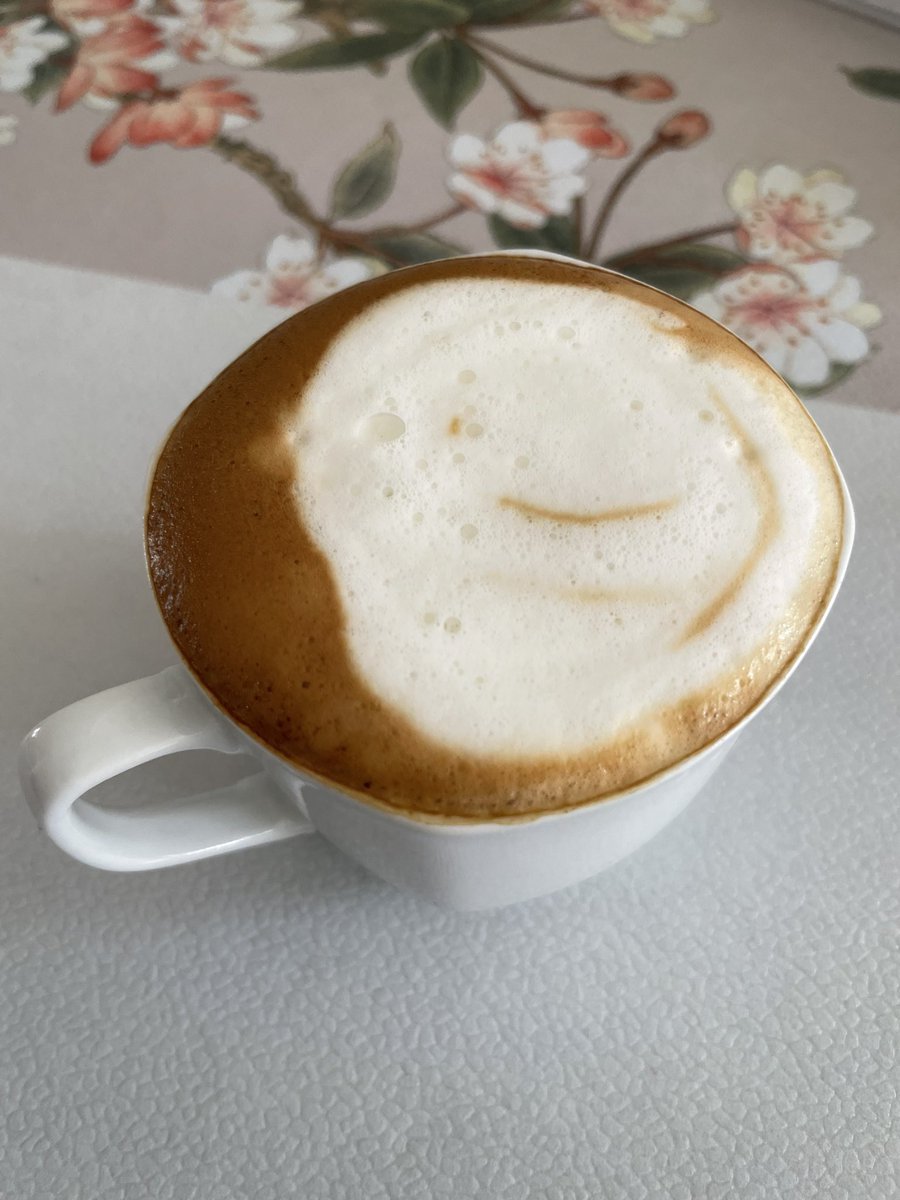 lene5777's tweet image. 早晨起来喝一杯拿铁☕️… 愉快的周末开始了哦…😋