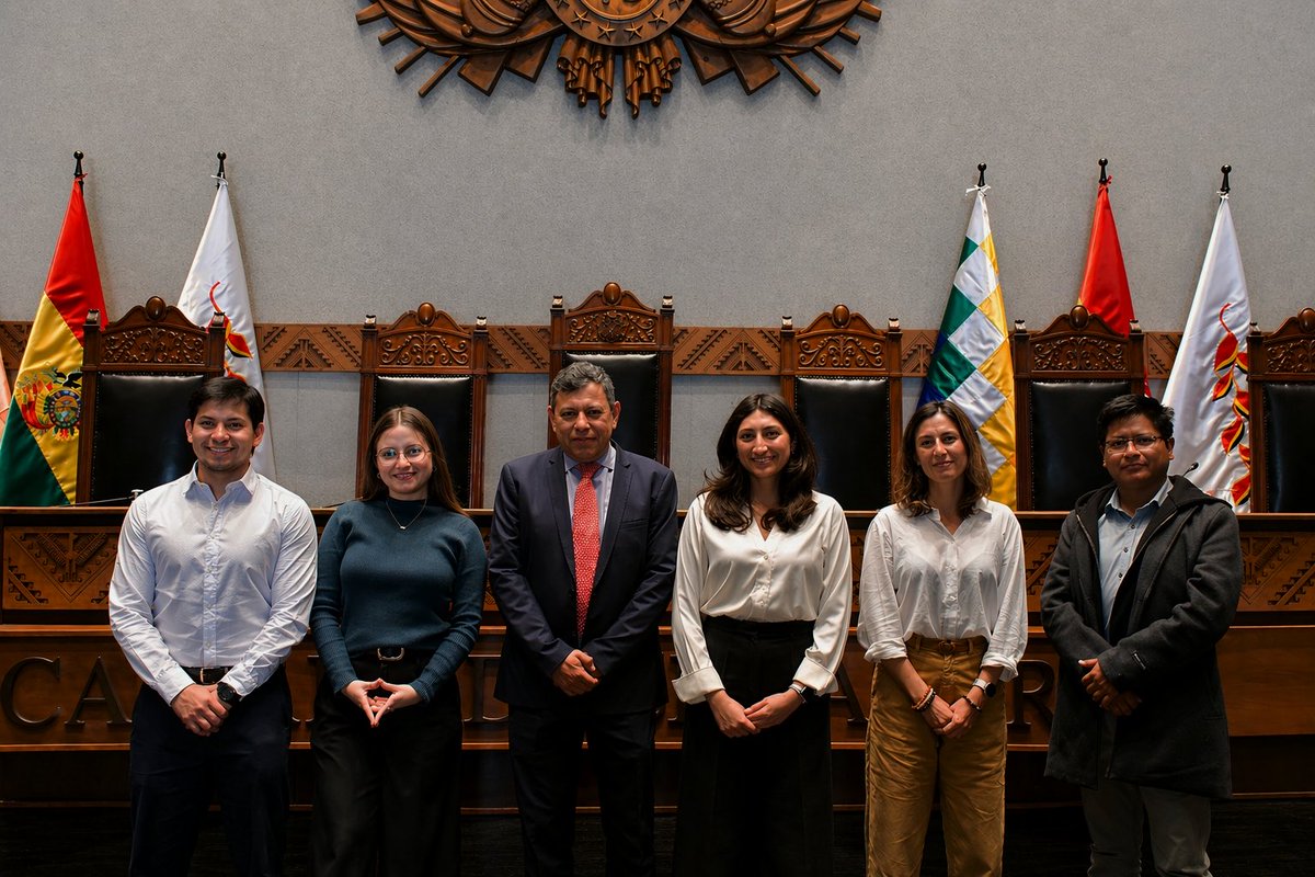DiegoAvilaBo's tweet photo. Hoy confirmé algo importante: Bolivia tiene futuro. 🇧🇴 

Me reuní con jóvenes llenos de ideas, talento y compromiso para pensar en la Bolivia que viene.

Escucharlos inspira y renueva la confianza en nuestro país. https://t.co/NS2iE0jhKo