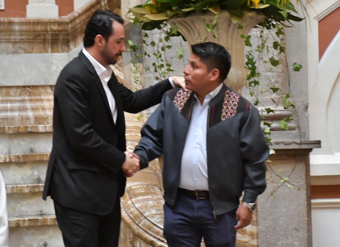 El encuentro entre Juan Pablo Velasco y Leonardo Loza, gobernadores electos de Santa Cruz y Cochabamba, respectivamente, tras el encuentro con el presidente Rodrigo Paz. Foto: Daniel Miranda/APG