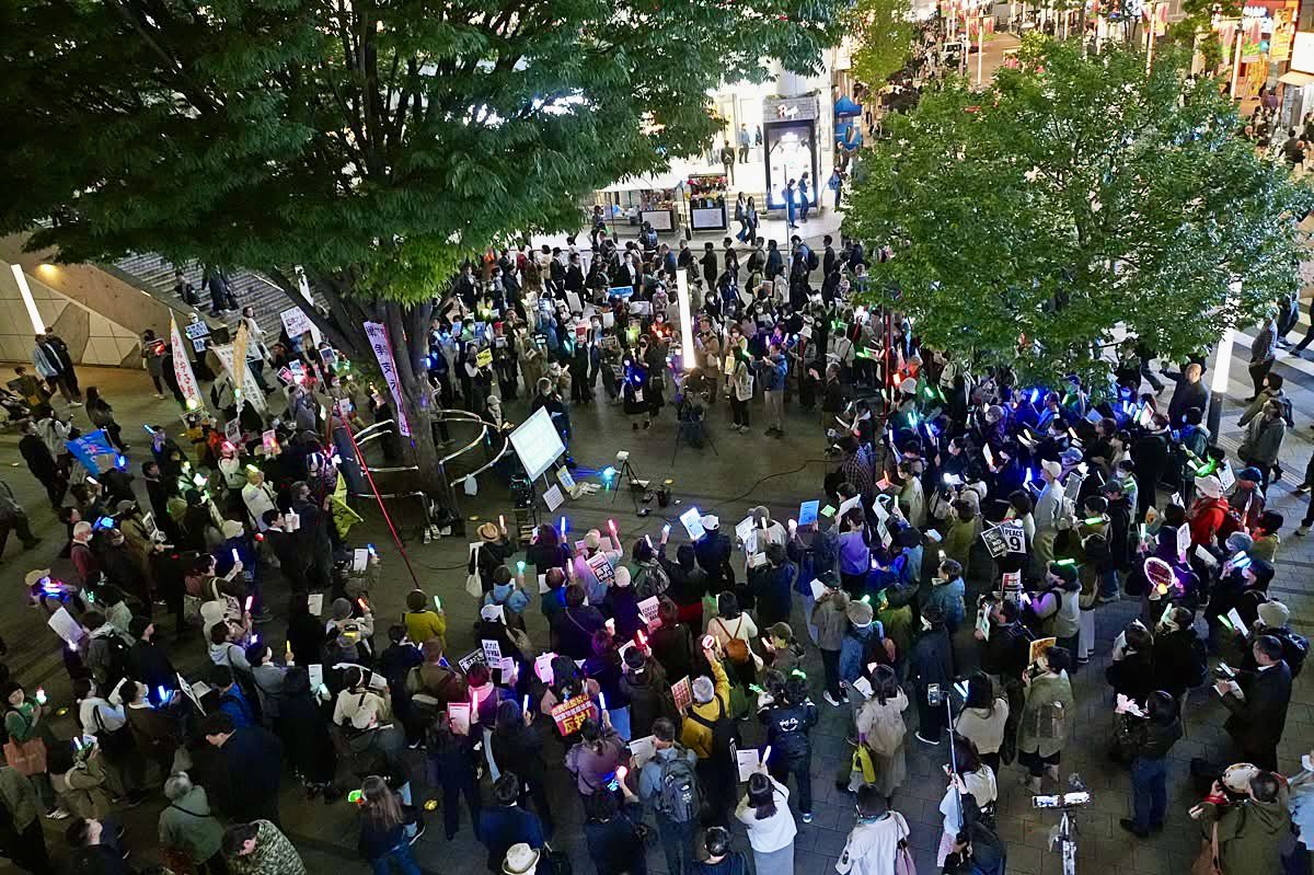 どうして内閣だけで決めちゃうの？殺傷兵器輸出OKってやばすぎる！新宿ペンライトアクション vol.3 新宿東南口2026.4.24

デモがただちに社会を変えるとは限らない。だが、短期的な成果がなかったとしても、デモすらできない社会より遥かにましだ。