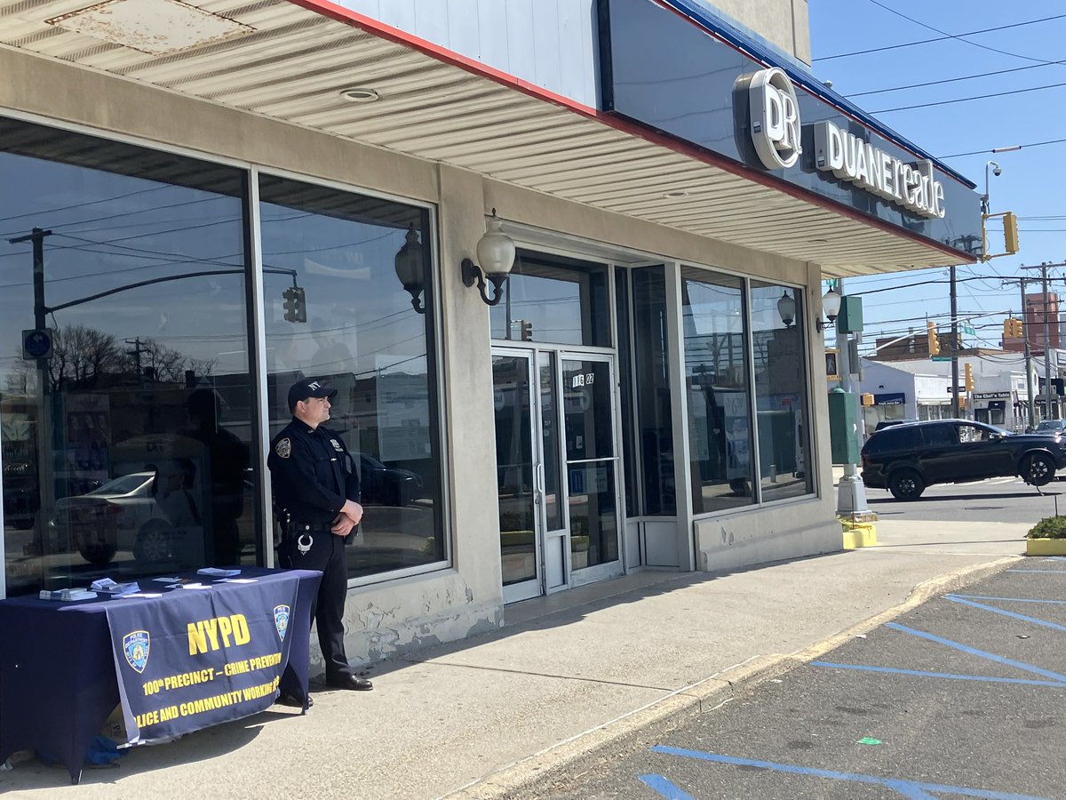 NYPD100Pct's tweet image. Today, our Crime Prevention and Community Affairs officers were at Stop and Shop &amp;amp; Duane Reid educating the #Rockaway community about gift card related scams and unattended property thefts. Remember, if someone asks you to pay with a gift card, it's probably a SCAM!