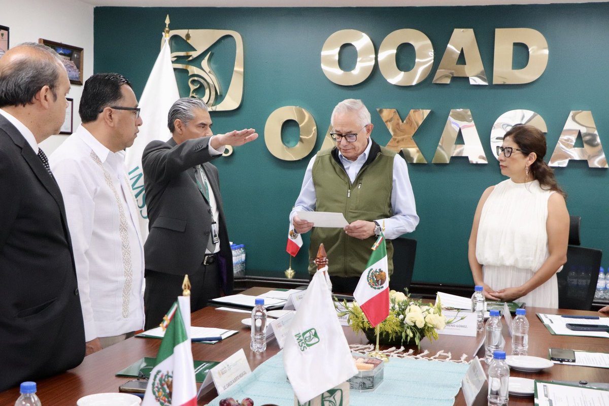 Acompañado por la Lic. Jaqueline Moreno Gómez <a href="/Jackieemg/">Jaqueline Moreno</a> y ante el pleno del Consejo Consultivo de <a href="/IMSS_Oaxaca/">IMSS OAXACA</a>, el Dr. Gabriel Padrón Segura rindió protesta como presidente del órgano de gobierno. Coincidimos en la importancia de unir esfuerzos por el bienestar de las y los