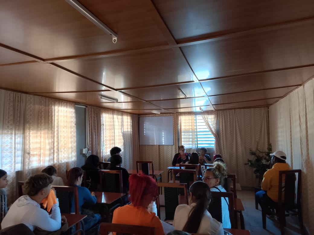 Intercambiamos con estudiantes y familias del IPVCE, Escuela Pedagógica y el IPI Lázaro Cárdenas, en los municipios de Corralillo y Santo Domingo de la Provincia de Villa Clara. Se organiza su culminación de estudios. <a href="/CubaMined/">MINED</a> . <a href="/dpevillaclara/">DGEP Villa Clara</a>. <a href="/SuselyMorfaG/">Susely Morfa González</a>