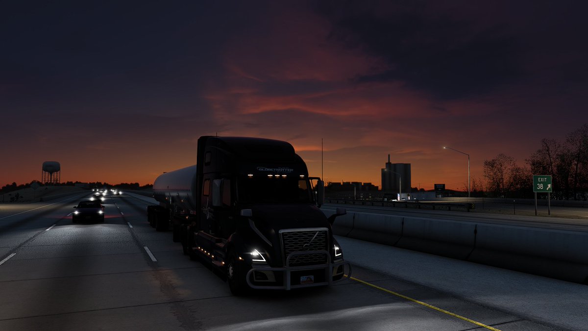 chrisxx079's tweet image. Those ATS sunsets... 😍 When the day ends, the real night haul begins. The new VNL and a tanker – what a combo!

Where are you ending your shift tonight? Drop your screenshots below! 👇

#AmericanTruckSimulator #ATS #VolvoTrucks #TruckerLife #Vibes #NightHaul #VirtualTrucking