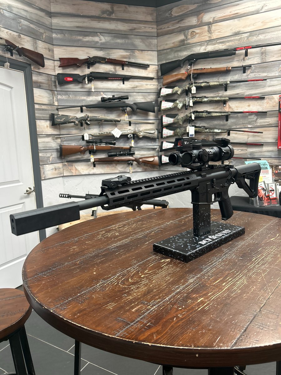 DCFGuns's tweet image. We put together this build for a customer recently, that we fondly refer to as "The Gopher Shwacker 9000".

@tippmann_arms 22 magnum AR
@vortexoptics Venom 1-6 lpvo combo
@silencerco Osprey Micro suppressor

#DCF #build #Colorado #tippmann #vortex #silencerco