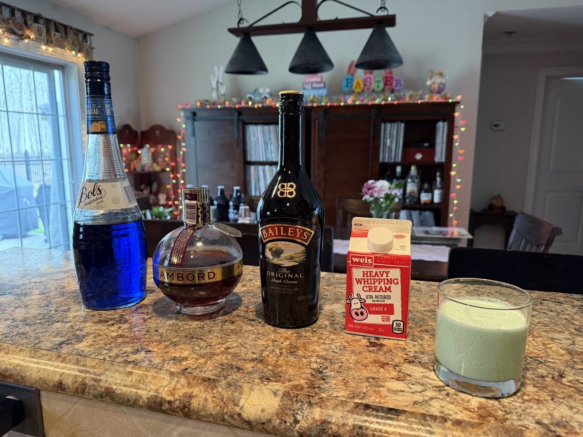RobertBechtel16's tweet photo. @ebeth360 @Stillsmack @DesiFlurane @KiKi1185 @danielp_reid Galaxy Cocktail #MinionsHappyHour https://t.co/chMdubNGpC