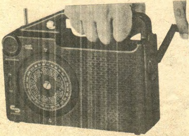 DreamyEcologist's tweet image. 📻 A 1985 issue of Tekhnika Molodezhi describes a Schneider (Germany) compact hand-crank #radio with a built-in Ni-Cd battery. Reported claim: 1 minute of winding gives 1 hour of listening.
This device and its characteristics still look relevant today.
#OffGrid #TechHistory