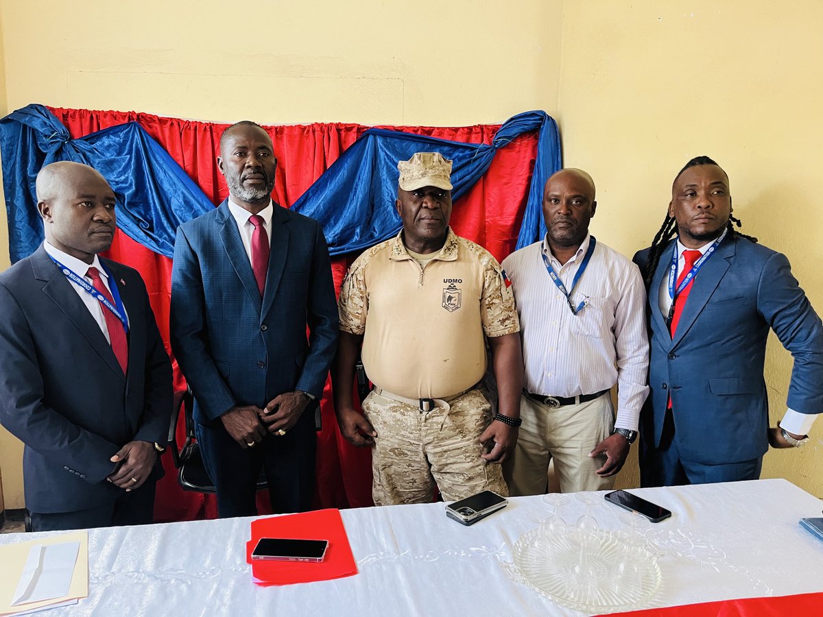 WaEnfo's tweet photo. Joseph Dorlean enstale kòm nouvo kòdonatè Pwogram Nasyonal Kantin Eskolè (PNCS) nan Latibonit, vandredi 24 avril 2026. Li ranplase Sheinaider Alcerès e li pwomèt pou ranfòse pwogram nan pou pi byen sèvi benefisyè yo atravè depatman an. #PNCS #Latibonit #Ayiti https://t.co/IxTYtdn4DR