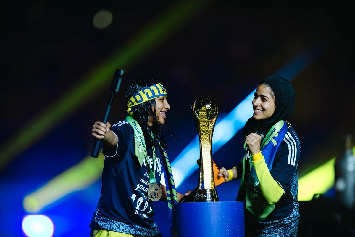 Saudi_WPL's tweet photo. صورة مع الـذهـب؟ 👀

#شوفوا_فرحتنا | #الدوري_الممتاز_للسيدات 🏆 https://t.co/E0Fi3LvhPG