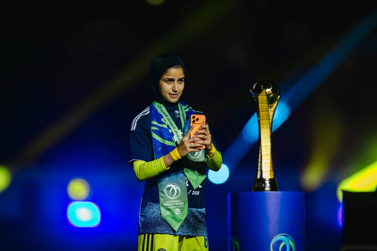 Saudi_WPL's tweet photo. صورة مع الـذهـب؟ 👀

#شوفوا_فرحتنا | #الدوري_الممتاز_للسيدات 🏆 https://t.co/E0Fi3LvhPG