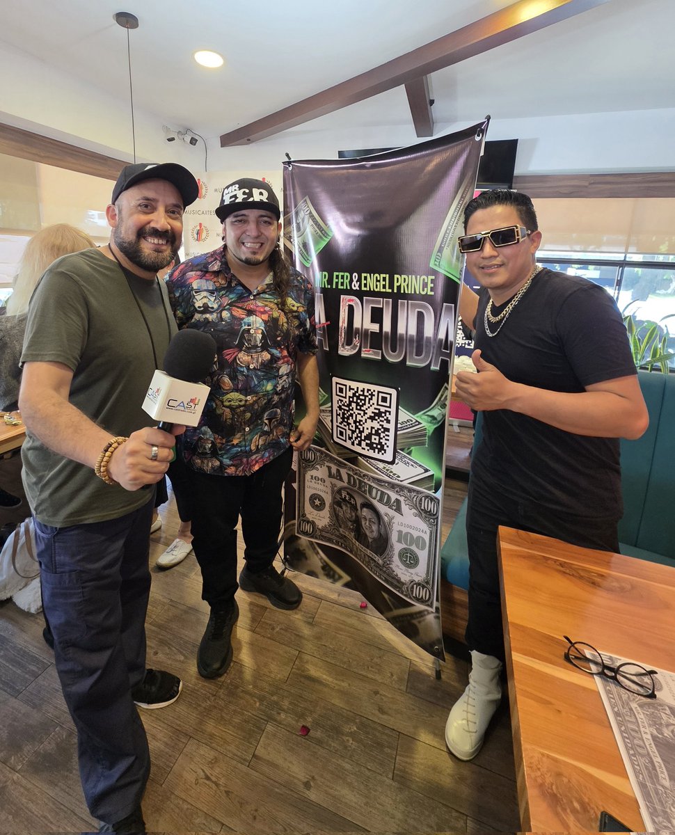 RaulCastanaza's tweet image. Ayer nos fuimos a una nueva fecha de Lanzamientos de @musicartesgt y @aginpro que gusto compartir este evento siempre con amigos y nuevas propuestas de nuestros artistas, en @cast_radio les dejo todo el material con cada lanzamiento #eventos #radio #guatemala 📸🇬🇹🎵🤩💯