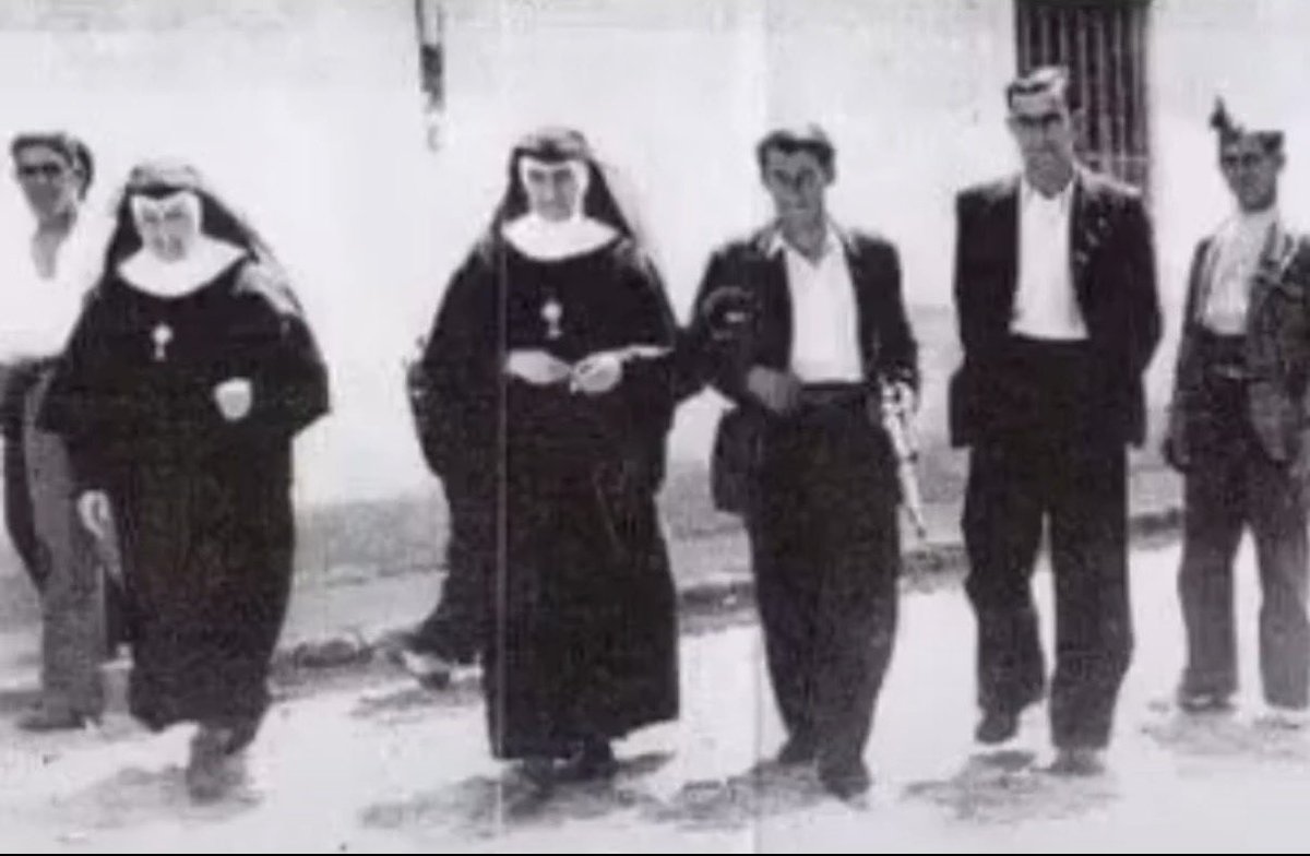 El 10 de noviembre de 1936, 23 monjas adoratrices, fueron fusiladas en la Almudena por criminales republicanos socialistas

La izquierda española no quiere hablar de esto

La memoria histórica a veces oculta verdades y tiene amnesia 

23 rosas azules camino de su fusilamiento
👇🏻