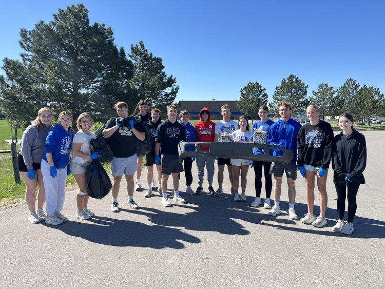MalcolmSchools's tweet photo. Today, our high school students took part in community service, helping around the school, at Branched Oak Lake, with Malcolm Fire &amp; Rescue, and throughout the village. We are proud of the way they gave back! ⚓️ https://t.co/GzK5SEmvxp