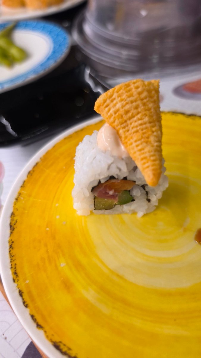 messy_juls's tweet photo. Sigo pensando en esto siendo un plato real del buffet de sushi https://t.co/DCpXmHmpF4