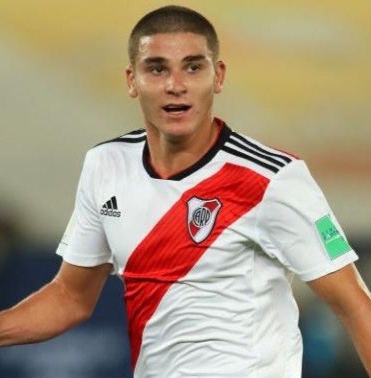 Están ensañados con un pibe de 18 años que ya es habitual en la primera de River y hasta hizo goles en el club. Julian Alvarez a esa misma edad alternaba entre primera y reserva. No saben de procesos.

Sigan puteando a un pibe del club que después se la van a comer toda doblada.