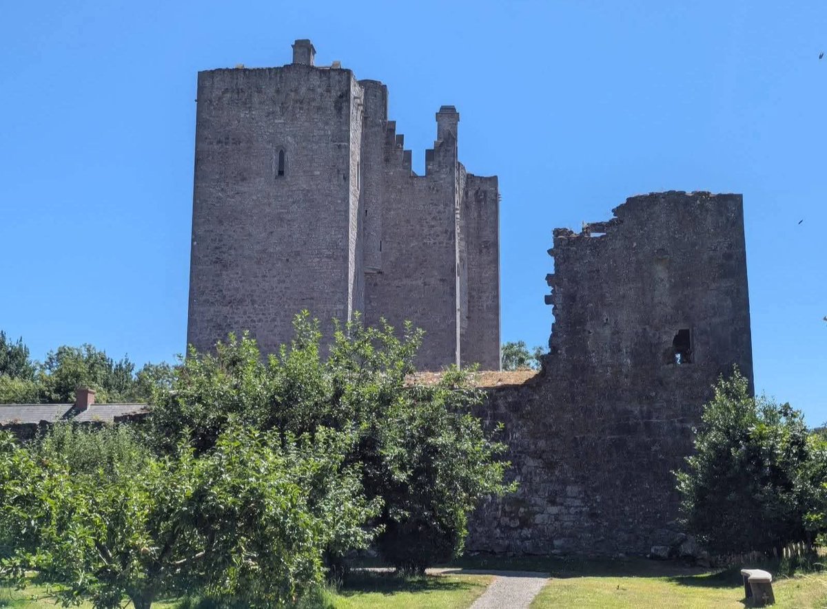ThisIsIreland3's tweet image. 📍Barryscourt Castle – Co. Cork 🏰

Just outside Carrigtwohill stands one of Ireland’s finest surviving medieval tower houses — Barryscourt Castle

Built and developed by the powerful de Barry family, this 15th–16th century 🏰 

📸 Alan Brooks

#Cork #Ireland #Barryscourtcastle