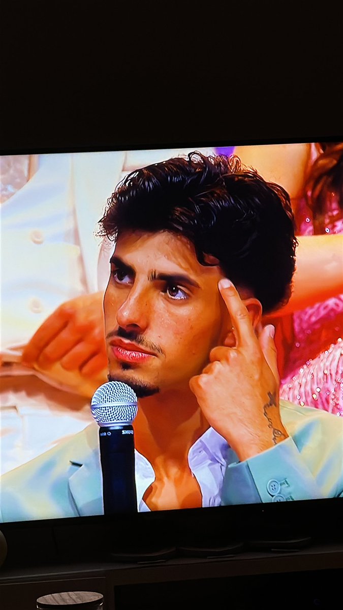 Amigo levanta te diz que estás mal disposto e sai porque “estamos juntos mas não namoramos” ???? #sstvi