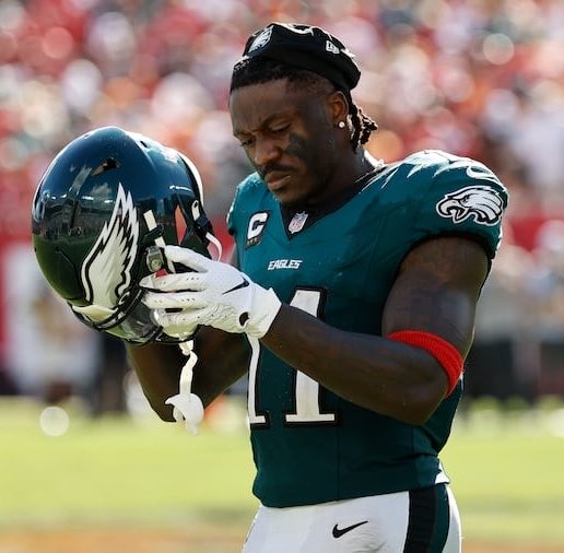 BrodyTalksPats's tweet image. Trade talks between the #Patriots and #Eagles are expected to “heat up again” around June 1st and it is “safe to say it would be a surprise” if a deal for AJ Brown does not get done, per @RapSheet.