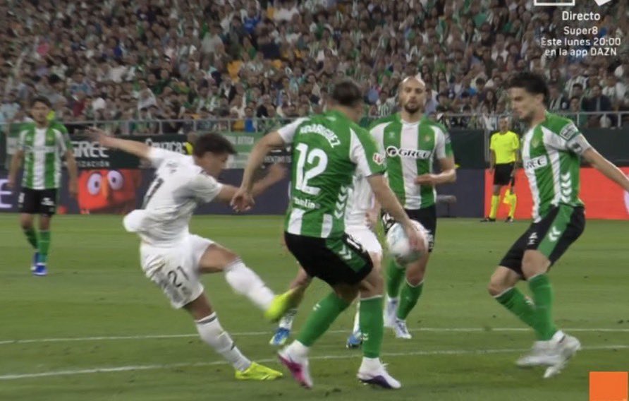 🚨 DECLA |

🟢⚪️ Alvaro Arbeloa sur l’arbitrage du match face au Betis :

🗣️“C’est un penalty évident : la main est ouverte, elle n’est pas collée au corps. C’est une action très claire. Ce n’est pas la première fois que cela nous arrive. Ça fqit basculer le match !”