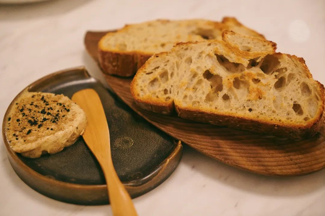 Mert29167's tweet image. Sunny morning —sliced avocado on sourdough, sprinkled with chili flakes u0026 a squeeze of lime. Perfect bite before the day begins! #BreakfastVibes #FreshEats