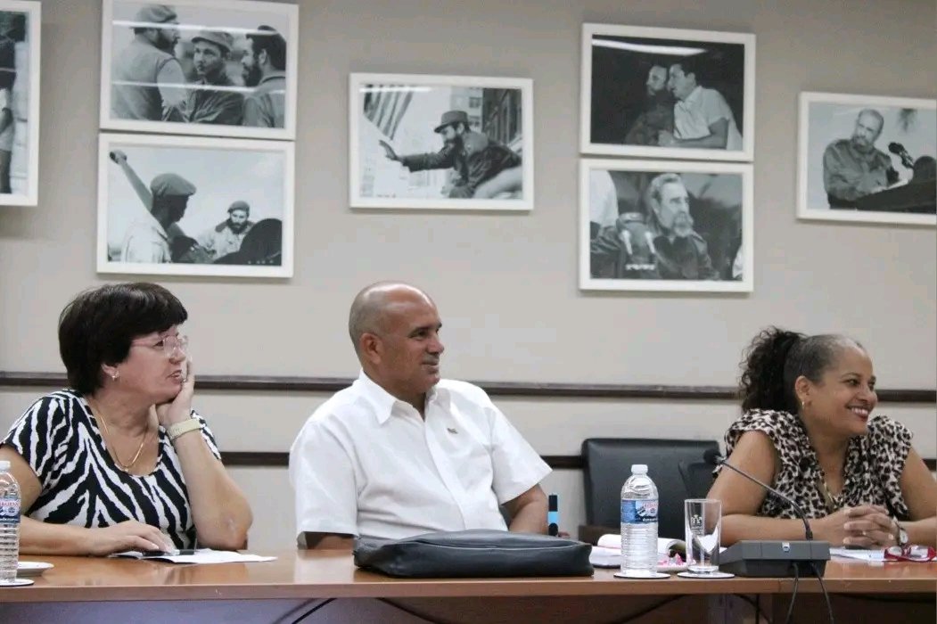En un reciente encuentro, las direcciones nacionales de la UJC, FMC, CDR y ACRC, articularon esfuerzos para poner en marcha la Red Juvenil Comunitaria🙌🇨🇺. 

El intercambio ratifica el compromiso de estas organizaciones con la misión de continuar transformando las comunidades.