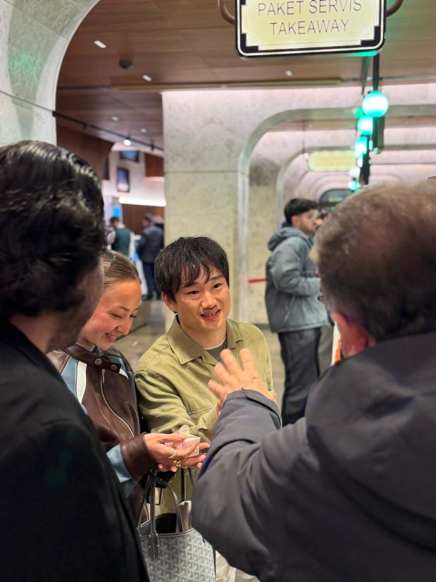 sporxekstra_'s tweet photo. 📸Formula 1 pilotu Yuki Tsunoda, Karaköy’de ünlü bir baklavacıda tadım yaptı. https://t.co/YlUdvW3Grv