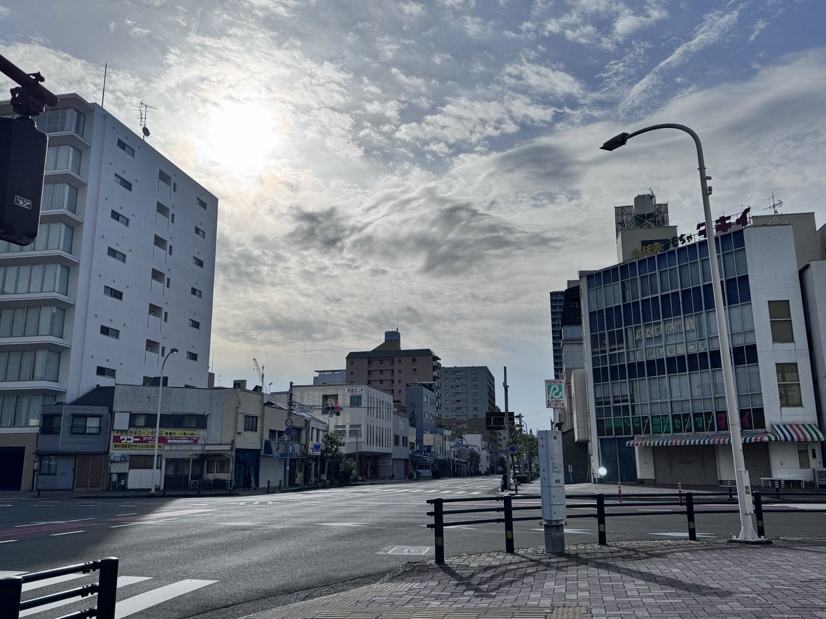 4月25日（土曜日）おはようございます
雲ってます。外気温14℃
町内廃品回収に‼️
ダンボール沢山出させていただきました📦
今日もハッピーな一日となりますように^_−☆
#イマソラ
#謄文堂チャレンジ 