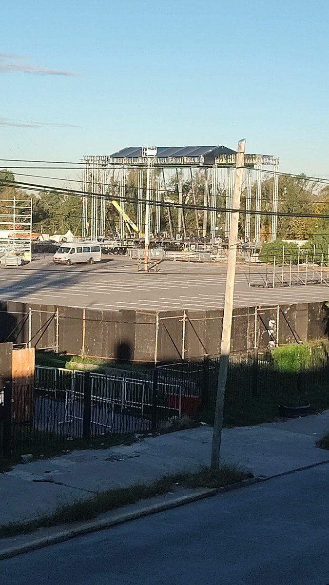 Se viene el recital de #Megadeth en #Tecnopolis y no puedo estar más que feliz! Hoy ya pusieron el techo y como con Tini voy a poder verlo desde el balcón 🫂😃