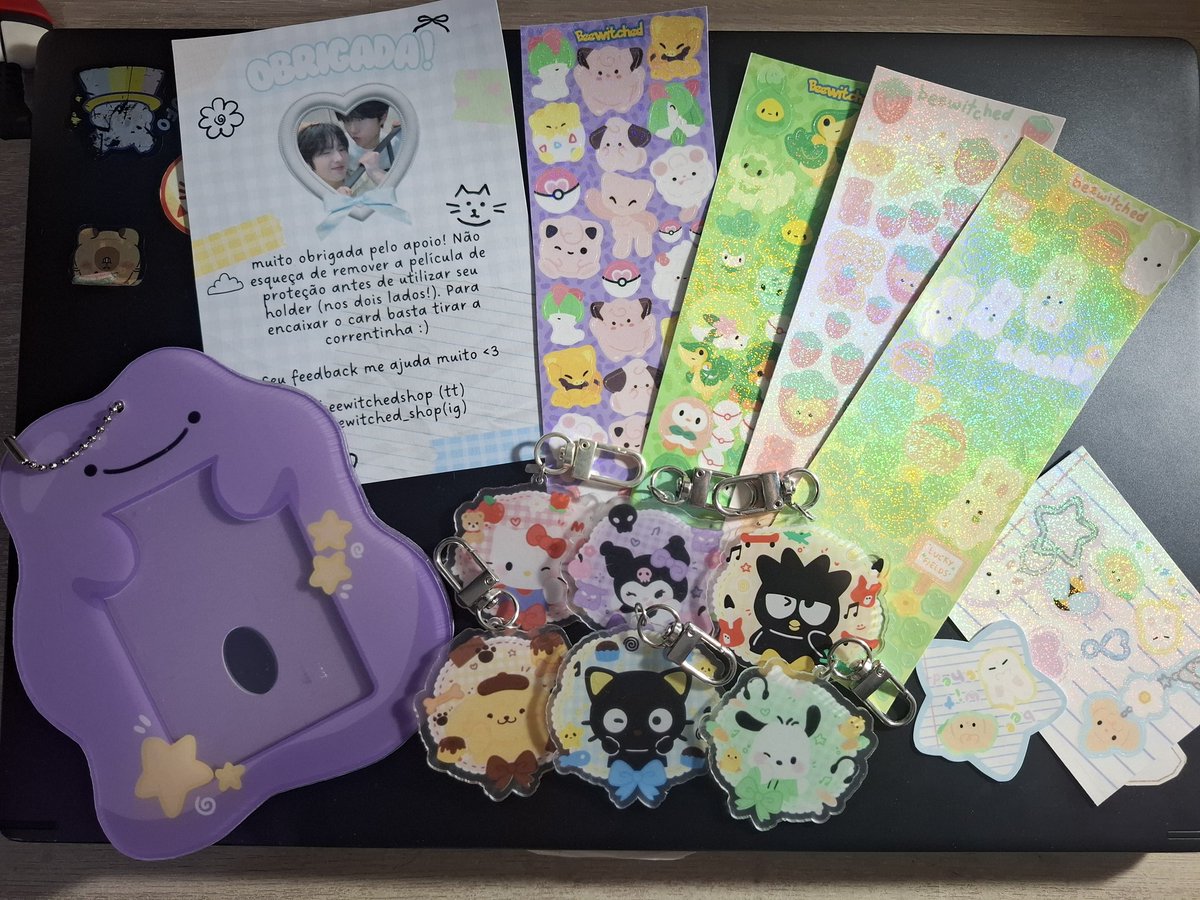Feedback mega positivo para <a href="/beewitched_shop/">🫧Beewitched🫧</a> por esse pacotinho lindo, com adesivos, chaveiros e esse holder lindíssimo 😭😭 sua lojinha é perfeita, sempre amo tudo aaaa 💖💖💖