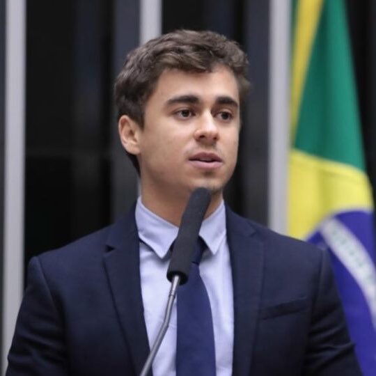 🚨REAÇÃO: Lisboa, do ‘Vlog do Lisboa’, não recua e rebate Nikolas: “Toma vergonha na sua cara”

Influenciador diz que o deputado “passou Eduardo pra trás” e deu um “chega pra lá” em Bolsonaro.