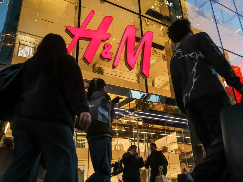 H&amp;M LLEGARÁ A ARGENTINA EN 2027

La cadena sueca anunció que abrirá su primer local en el país de la mano de la empresa Hola Moda, que será su franquiciado. La firma ya opera en varios países de la región y apuesta a crecer con una estrategia más selectiva, priorizando