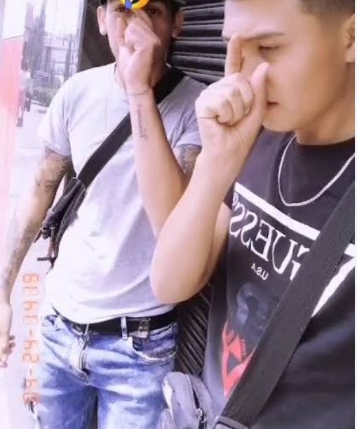 Twiinkat's tweet photo. @Wild_SPb Aquí en México hay muchos tipos de drogadictos pero hay uno que se les llama "monosos" es con un activo o pegamento y quedan bien tarados, con forme más tiempo lo inhalen peor quedan. Esa es la pose que usan https://t.co/TLRUbsEc7b
